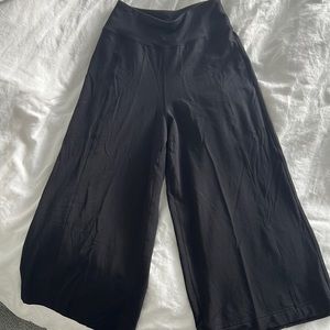 Lulu lemon wide leg cropped pants